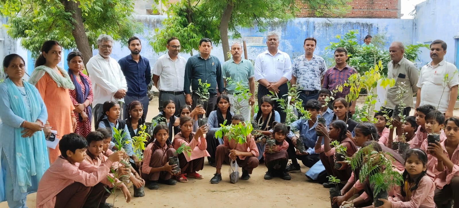 सासनी : विद्यापीठ इंटर कॉलेज में एक वृक्ष माँ के नाम अभियान के तहत पौधारोपण कार्यक्रम आयोजित