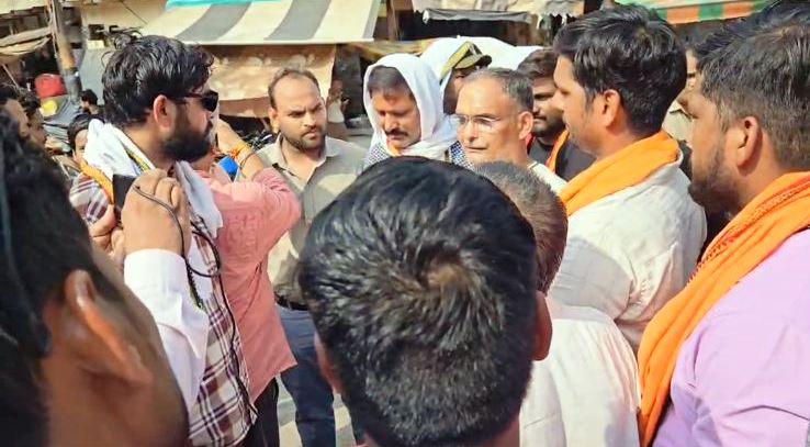 दाऊजी मंदिर परिसर के अवैध निर्माणों पर बिजली कनेक्शन का विरोध, विश्व हिंदू परिषद-बजरंग दल ने किया प्रदर्शन