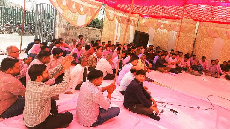 हाथरस में विद्युत कर्मियों की हड़ताल, किसानों ने भी दिया समर्थन, निजीकरण के विरोध में उठी एकजुट आवाज