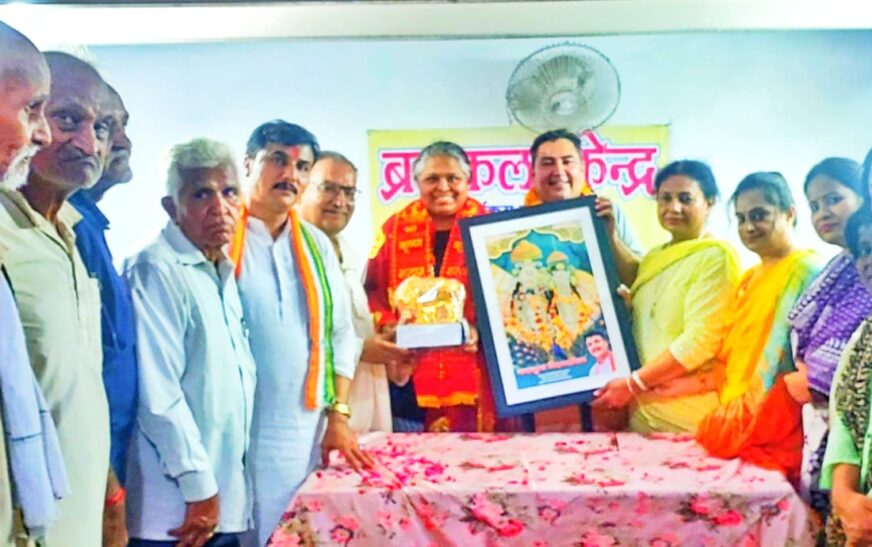 हाथरस में बृज कला केंद्र ने किया काव्य संध्या का आयोजन, जल प्रबंधन के लिए काम करने वाले दंपति सम्मानित