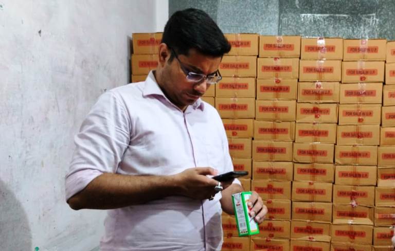 अवैध शराब के विरुद्ध सख्त एक्शन में हाथरस आबकारी विभाग, कांवड़ मार्ग की दुकानों पर विशेष नजर