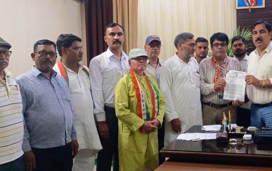 हाथरस तहसील में कांग्रेस ने किया धरना प्रदर्शन, वाराणसी में दर्ज मुकदमे को वापस लेने की मांग, एसडीएम को सौंपा ज्ञापन