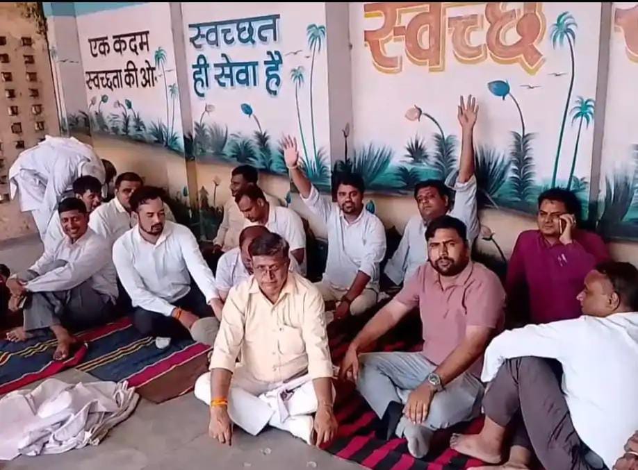 हापुड़ में लेखपाल की हुई मौत को लेकर सादाबाद में धरना-प्रदर्शन, लेखपाल संघ ने की जांच की मांग