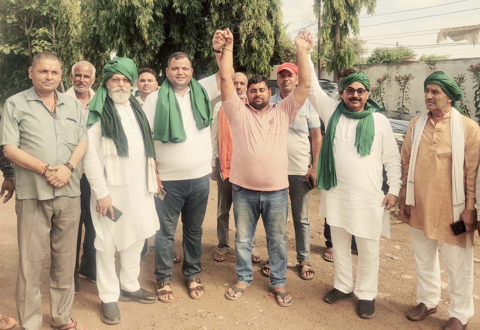 सादाबाद : किसान नेताओं ने किया जनसंपर्क, राकेश टीकैत की किसान सभा को लेकर क्षेत्र के गांव नगरिया पहुंचे किसान नेता