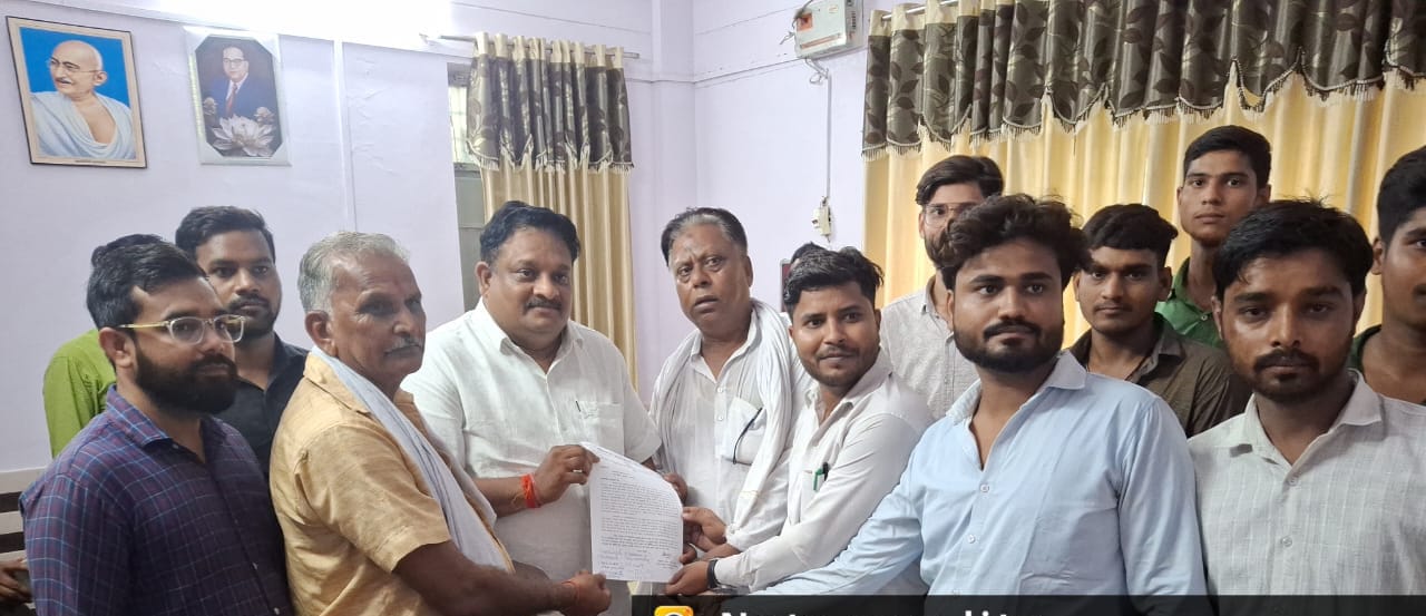 सिकंदराराऊ : कांग्रेस प्रदेश अध्यक्ष पर दर्ज मुकदमे के विरोध में कांग्रेसियों ने सौंपा ज्ञापन