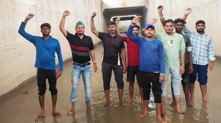 अंडरपास में जलभराव से स्कूली बच्चों की राह मुश्किल, भारतीय किसान यूनियन ने किया विरोध प्रदर्शन