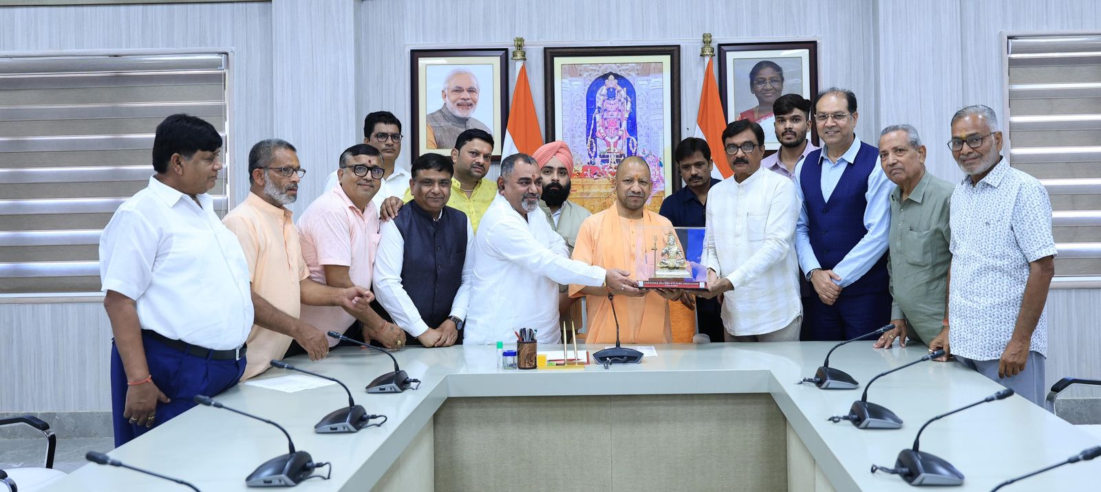 प्रदेश के आतिशबाज़ी व्यापारियों ने व्यवसाय में आ रही समस्याओं के समाधान को लेकर मुख्यमंत्री से मुलाकात की, सौंपा ज्ञापन