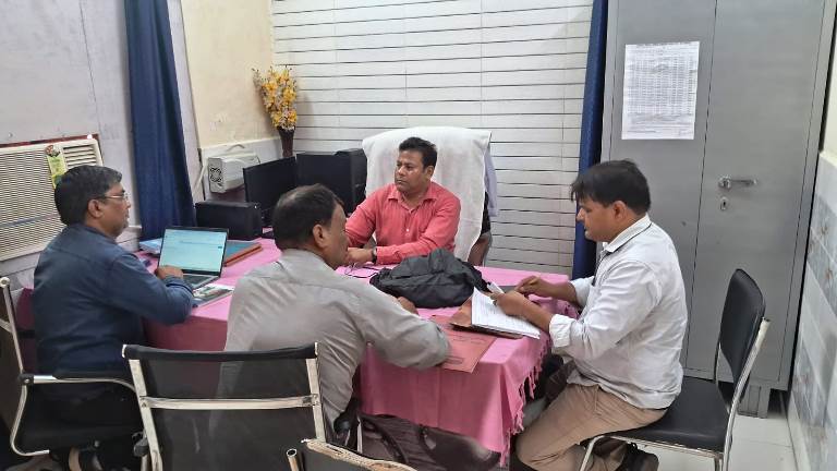 महौ सीएचसी पर नियमित टीकाकरण की समीक्षा बैठक सम्पन्न, कम कवरेज वाले क्षेत्रों पर विशेष जोर