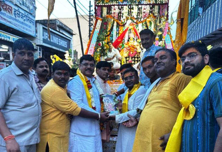 हाथरस में निकली गड्डेश्वर महादेव की भव्य पालकी यात्रा, पूर्व पालिकाध्यक्ष आशीष शर्मा ने किया शुभारंभ