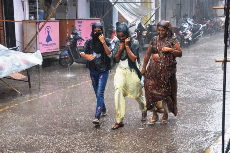 हाथरस में रुक-रुक कर हुई बारिश, जगह-जगह हुआ जलभराव, नालियों के ओवरफ्लो से बाजारों में गंदगी, राहगीरों को हुई परेशानी