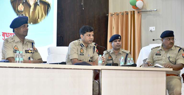 हाथरस में डीआईजी प्रभाकर चौधरी ने लिया पुलिस रिक्रूट्स के प्रशिक्षण का जायजा, सैनिक सम्मेलन में दिए महत्वपूर्ण दिशा-निर्देश