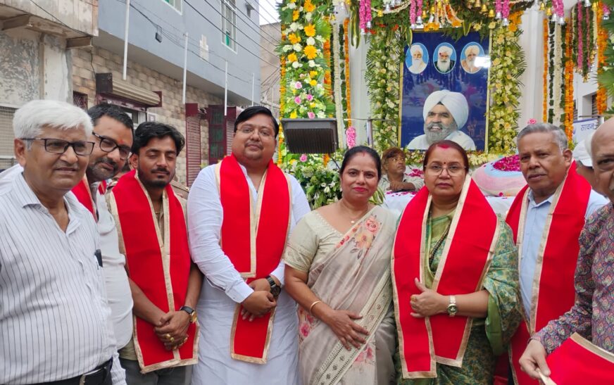 हाथरस में सावन कृपाल रूहानी मिशन की छठवीं आध्यात्मिक चेतना यात्रा निकली, हजारों श्रद्धालु हुए शामिल, जगह-जगह हुआ पुष्प वर्षा से स्वागत