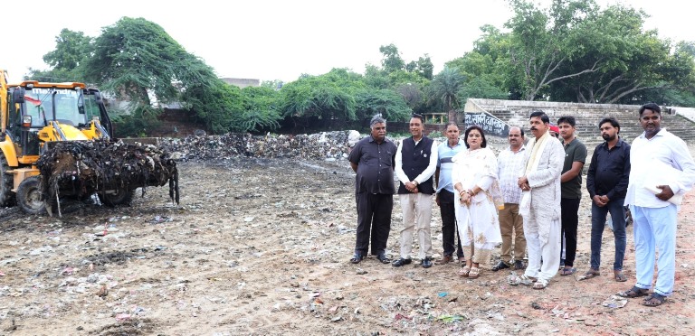 हरियाली तीज मेले की तैयारियों को लेकर पालिकाध्यक्ष ने किया श्री दाऊजी महाराज मंदिर परिसर का औचक निरीक्षण