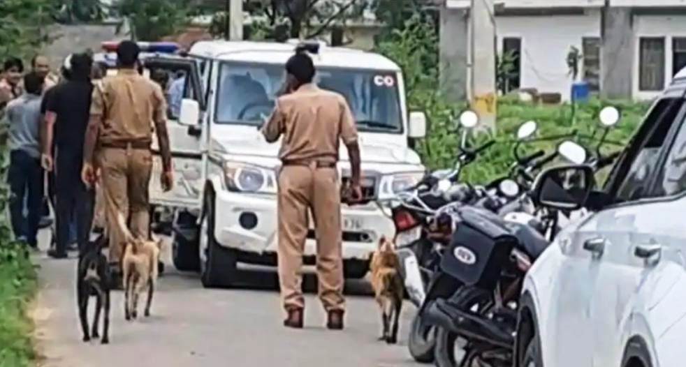 हाथरस में नशे के सौदागरों पर पुलिस का शिकंजा, स्कॉर्पियो गाडी से 115 किलो गांजा बरामद, तीन तस्कर गिरफ्तार, एक फरार