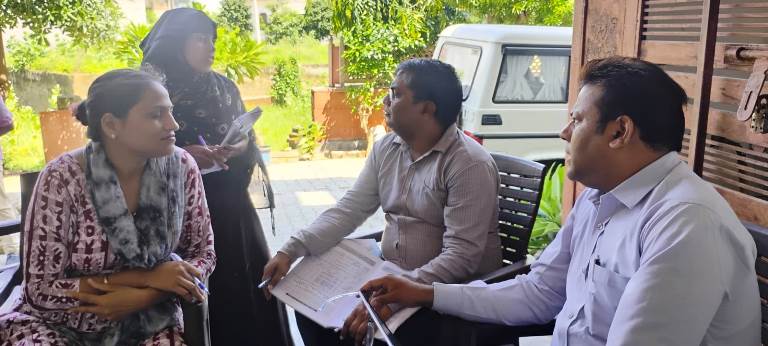 जिला प्रतिरक्षण अधिकारी ने टीकाकरण सत्र का औचक निरीक्षण किया, सुविधाओं की कमी पर जताई नाराजगी