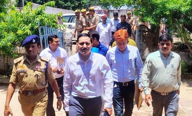 हाथरस में आरओ/एआरओ परीक्षा को नकलविहीन और शांतिपूर्ण संपन्न कराने को लेकर डीएम-एसपी ने किया परीक्षा केंद्रों का निरीक्षण