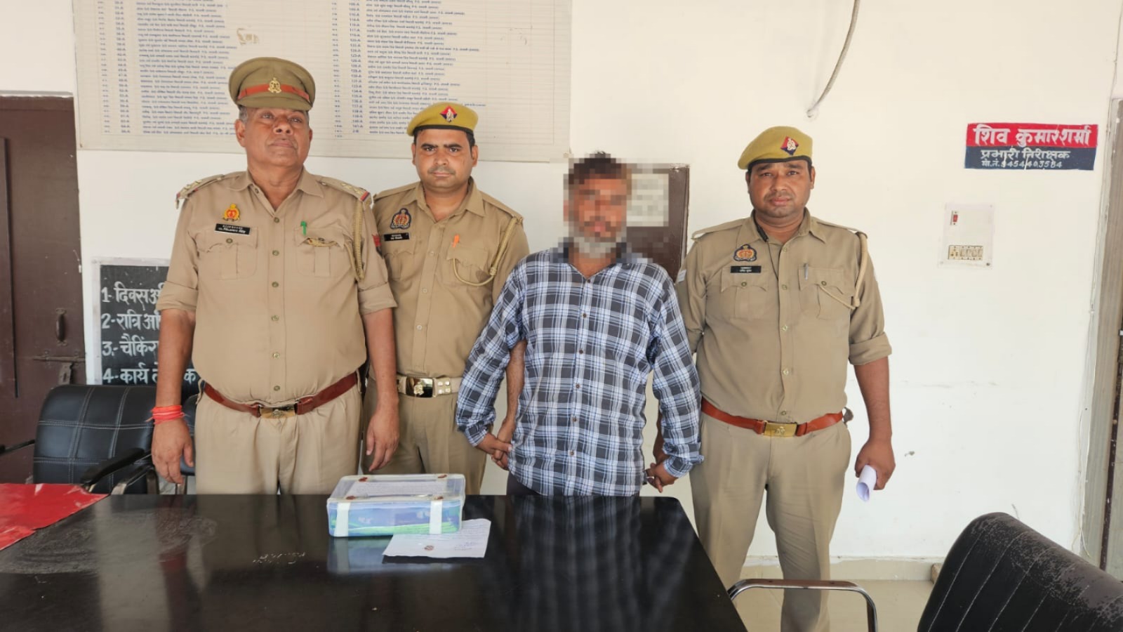 सासनी पुलिस ने पत्नी की हत्या के आरोपी को अवैध तमंचे सहित किया गिरफ्तार