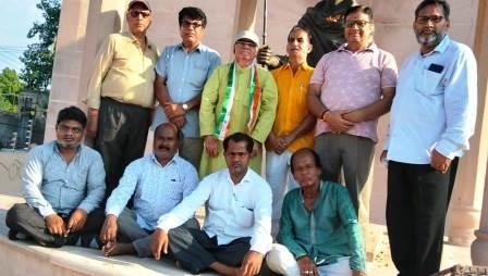 हाथरस में कॉंग्रेसियों ने कारगिल शहीदों को दी श्रद्धांजलि, गांधी प्रतिमा स्थल पर आयोजित हुई विचार गोष्ठी