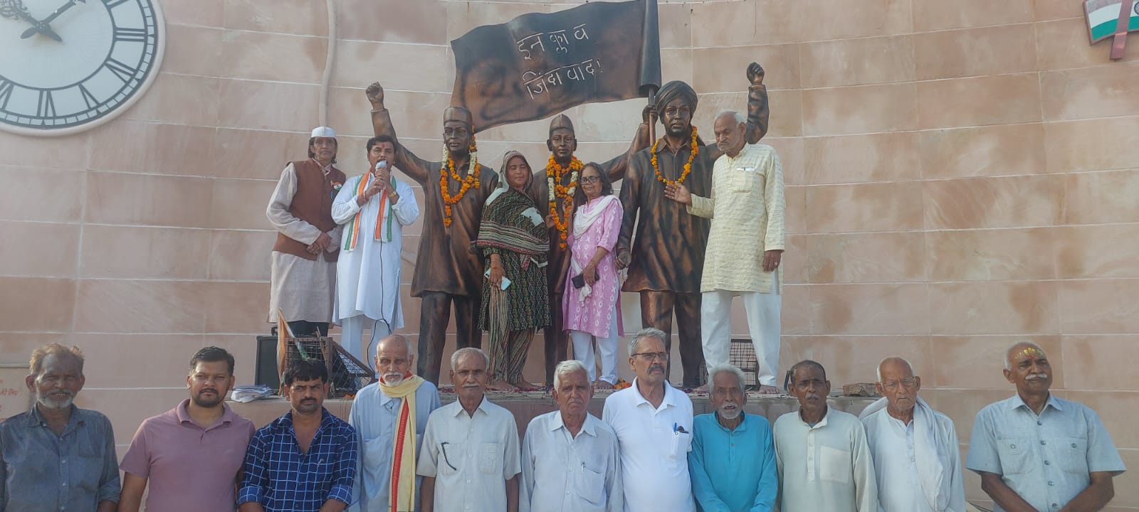 कारगिल विजय दिवस पर कांग्रेसियों और साहित्यकारों ने शहीदों को किया नमन