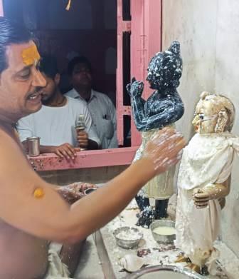 नाग पंचमी पर श्री दाऊजी महाराज एवं रेवती मईया का हुआ अभिषेक