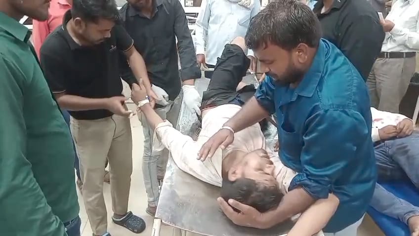 हाथरस बाईपास पर भीषण सड़क हादसा, ट्रक ने इको गाड़ी को मारी जोरदार टक्कर, कई लोग घायल