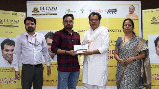 विद्यार्थी तकनीकी कौशल विकसित करने टैबलेट का करें सदुपयोग, विधायक श्रीकांत शर्मा ने जीएल बजाज के 240 छात्र-छात्राओं को बांटे टैबलेट