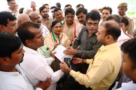 प्राइमरी और जूनियर विद्यालयों को मर्ज करने के विरोध में कांग्रेस का प्रदर्शन, राज्यपाल के नाम सौंपा ज्ञापन
