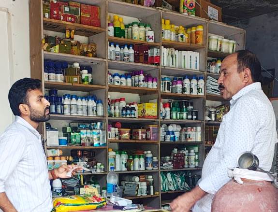 हाथरस में उर्वरकों की उपलब्धता भरपूर, अनावश्यक भंडारण से बचें – जिला कृषि अधिकारी