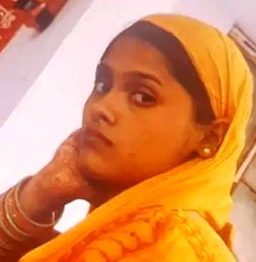 प्रेमी के साथ रह रही पत्नी की चाकुओं से गोदकर हत्या, पति ने तीन साथियों के साथ मिलकर दिया सनसनीखेज घटना को अंजाम, प्रेमी और एक अन्य युवक भी गंभीर रूप से घायल