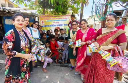 जनसंख्या दिवस पर जायंट्स ग्रुप ऑफ हाथरस डायमंड ने महिलाओं को किया जागरूक, बच्चों को बांटी खाद्य सामग्री