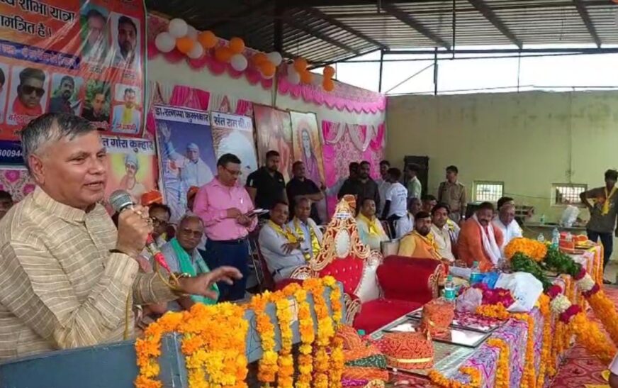 हसायन : भगवान दक्ष की तृतीय शोभायात्रा में उमड़ा जनसैलाब, मंत्री धर्मवीर प्रजापति का प्रजापति समाज को संदेश – राजनीति में नारी शक्ति की भागीदारी जरूरी