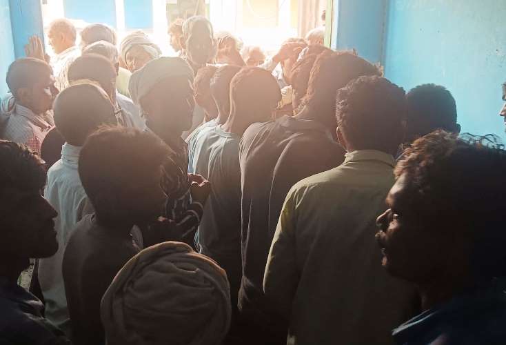 हसायन : यूरिया खाद वितरण होने पर उमड़ी किसानों की भीड