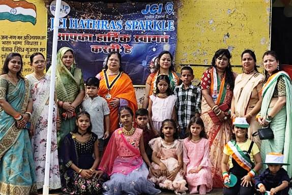 जेसीआई हाथरस स्पार्कल ने स्वतंत्रता दिवस पर किया ध्वजारोहण, बच्चों को पेन्सिल वितरित की