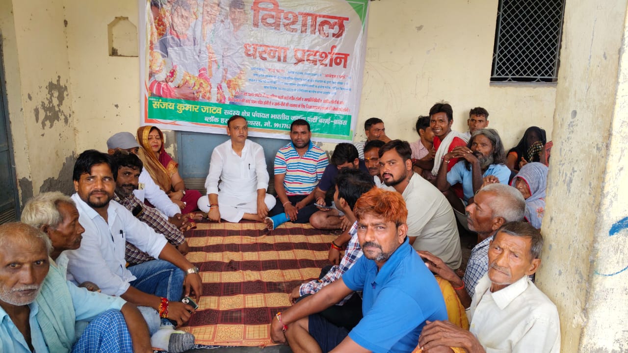 हसायन : छह सूत्रीय मांगों को लेकर भाजपा कार्यकर्ता अनिश्चितकालीन धरना शुरू