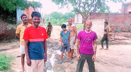 हसायन : खराब रास्तों से स्कूली बच्चों और ग्रामीणों को आवागमन में दिक्कत, जलभराव और गंदगी से ग्रामीणों का हाल-बेहाल
