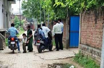 हसायन : बल्देव छठ पर घोषित अवकाश के बाद भी खुले निजी स्कूल, आदेश की उड़ाई धज्जियां