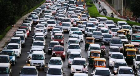 केंद्र सरकार ने पुराने वाहनों के रजिस्ट्रेशन पर बढ़ाई फीस, अब 20 साल तक चल सकेंगे वाहन