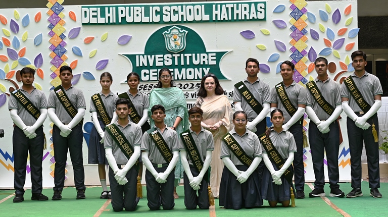 दिल्ली पब्लिक स्कूल में अलंकरण समारोह का आयोजन हुआ
