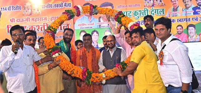 दाऊजी मेले के ऐतिहासिक अखाड़े में पहलवानों ने दिखाया मल्ल विद्या का जौहर, उच्च शिक्षा मंत्री योगेंद्र उपाध्याय रहे मुख्य अतिथि