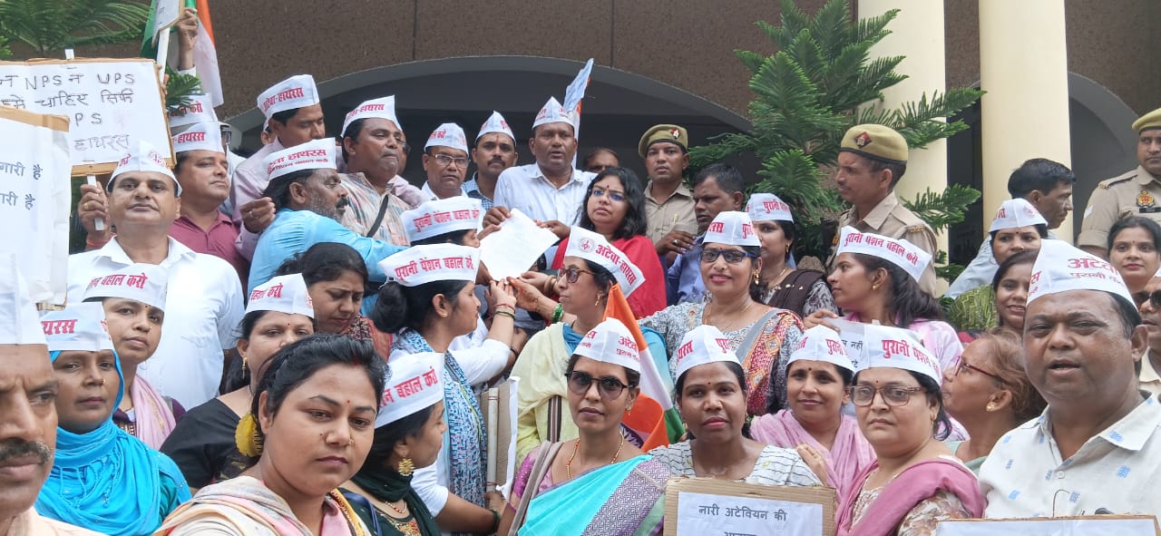 पुरानी पेंशन की बहाली को लेकर अटेवा ने निकाली बाइक रैली, सैकड़ों कर्मचारियों ने कलैक्ट्रेट में भरी हुंकार, सौंपा ज्ञापन