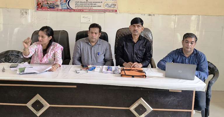 सासनी ब्लॉक में नियमित टीकाकरण माइक्रोप्लान की समीक्षा बैठक सम्पन्न, जनसंख्या के आधार पर सर्वे दोहराने के निर्देश