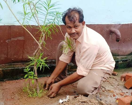 हाथरस में काँग्रेस नेता ने किया वृक्षारोपण