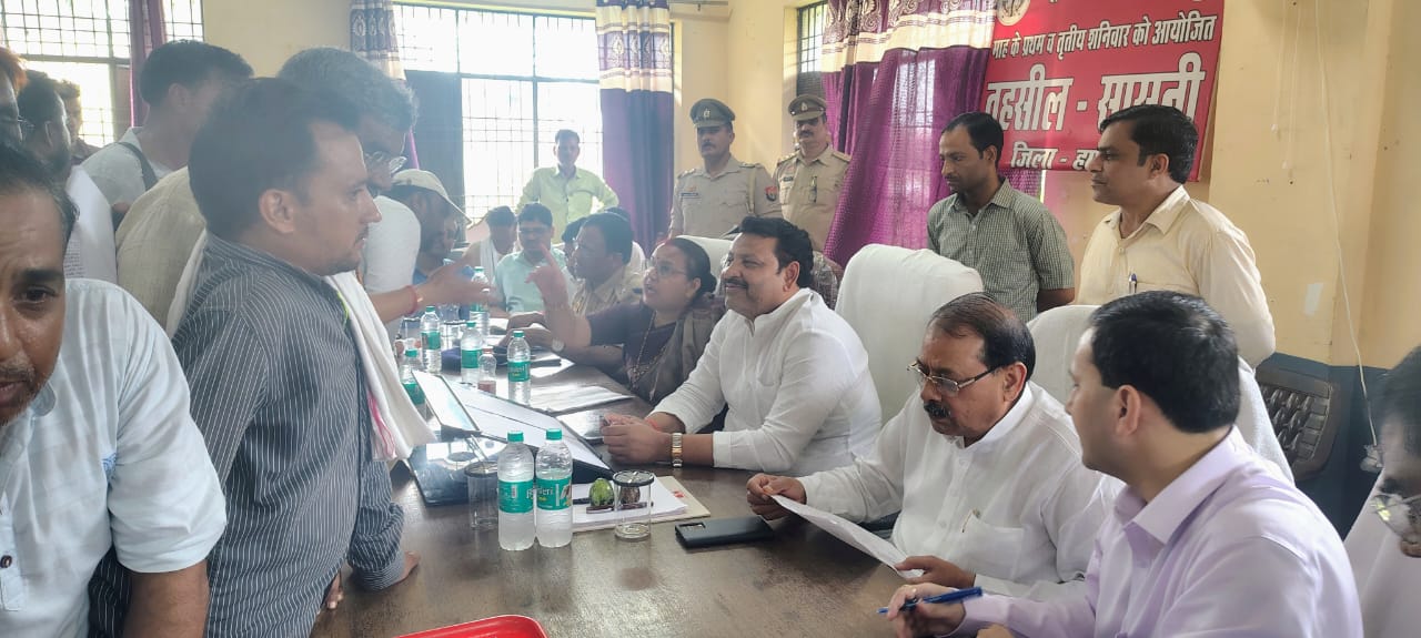सम्पूर्ण समाधान दिवस : सासनी में जनप्रतिनिधियों ने सुनी जनसमस्याएं, अफसरों को दिए समयबद्ध निस्तारण के निर्देश, 90 में से 7 शिकायतों का मौके पर हुआ निस्तारण