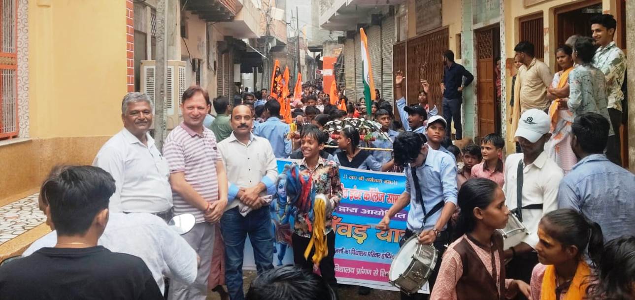 सासनी में विद्यापीठ इंटर कॉलेज के छात्रों ने निकाली भव्य कांवड़ यात्रा, देशभक्ति और शिवभक्ति का दिखा अद्भुत संगम