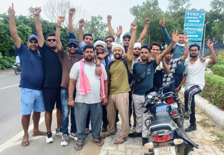 सोमवार को भक्तों ने भोले को चढ़ाया जल, भक्तों ने डांक कांवर लाकर किया जलाभिषेक, कस्बा-देहात के शिवालयों पर रही भारी भीड़