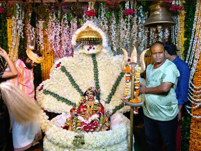 सावन का अंतिम सोमवार : शिवालयों में उमड़ा श्रद्धा का सैलाब, भैरों बाबा के दरबार में भी लगी भीड़, कांवड़ चढ़ाने, जलाभिषेक और भव्य श्रृंगार के साथ भक्तों ने भोलेनाथ को किया नमन