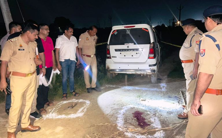 वाहन चोरी में शामिल शातिर अपराधी मुठभेड़ में घायल, हाथरस पुलिस ने दो आरोपी दबोचे, लूट के इरादे से निकले थे बदमाश, चोरी की कार व तमंचे बरामद
