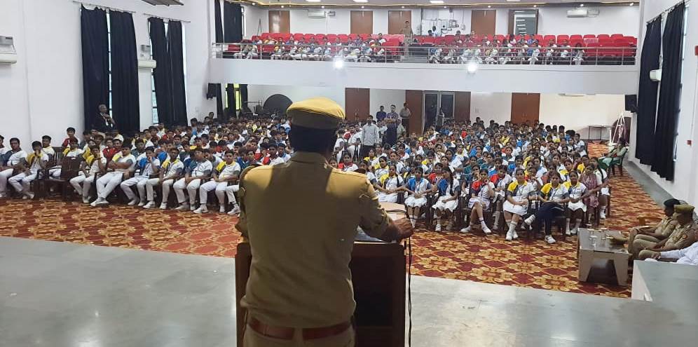 साइबर ठगों से बचने के लिए सतर्क रहें, हेल्पलाइन 1930 पर तुरंत करें शिकायत, साइबर अपराधों से बचाव के लिए पुलिस ने स्कूल में चलाया जागरूकता अभियान