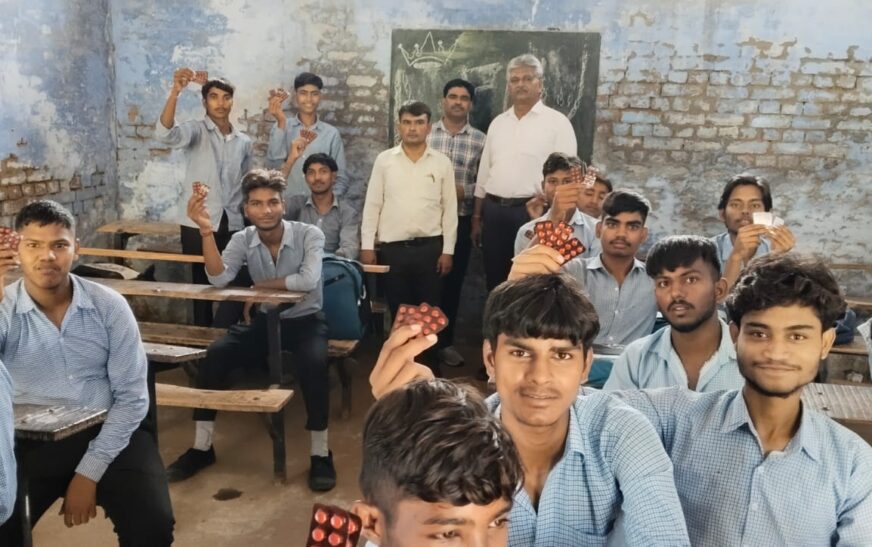 सासनी : विद्यापीठ इंटर कॉलेज में छात्र-छात्राओं को खिलाई आयरन की गोलियां