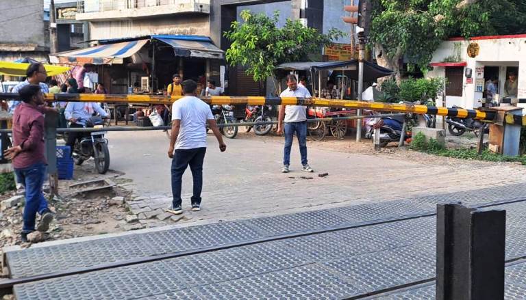 मुरसान : वाहन की टक्कर से क्षतिग्रस्त हुआ रेलवे फाटक